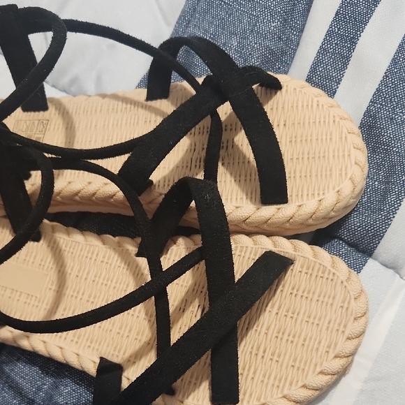 Stylish Black Strappy Sandals for Women - Picture 2 of 3